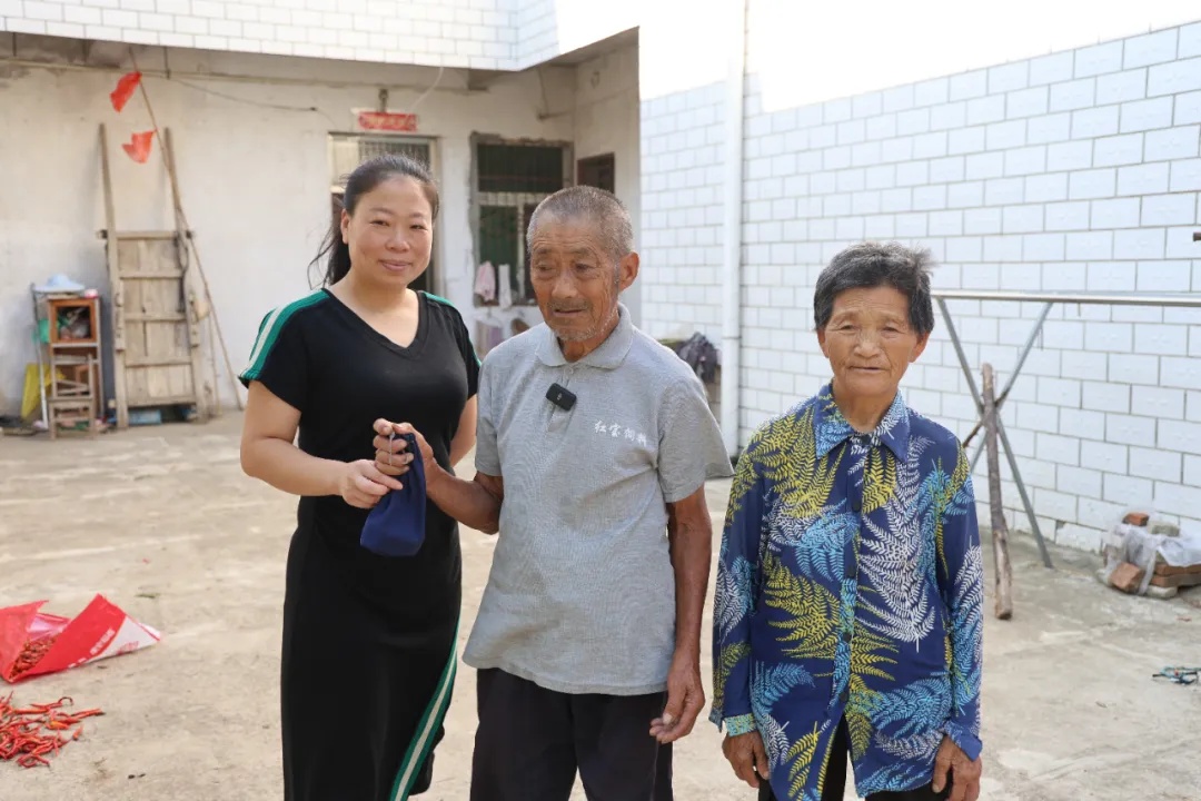 清晨早餐店的这一幕,感动了200多万网友 清晨早餐店的这一幕,感动了200多万网友