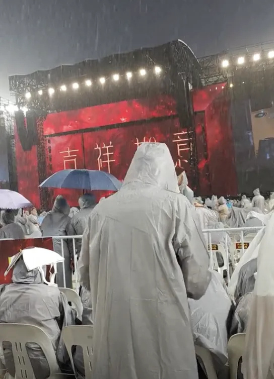 凤凰传奇演唱会突发！网友：第一次见