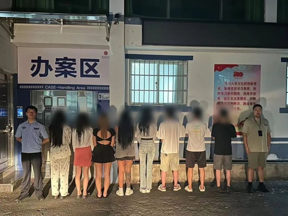 以私人影院为幌子进行卖淫嫖娼违法活动,江西8名涉案人员当场被抓 以私人影院为幌子进行卖淫嫖娼违法活动,江西8名涉案人员当场被抓