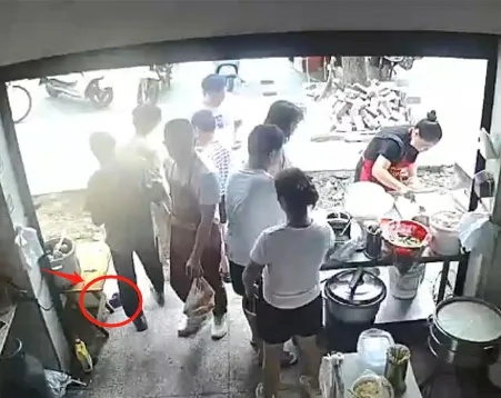 清晨早餐店的这一幕,感动了200多万网友 清晨早餐店的这一幕,感动了200多万网友