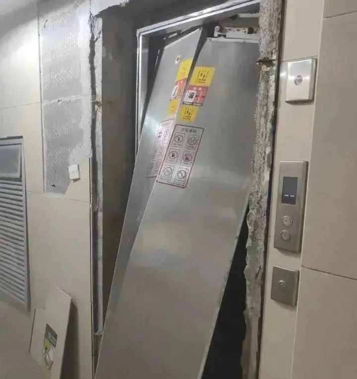 警方通报“女子乘电梯不幸坠亡”
