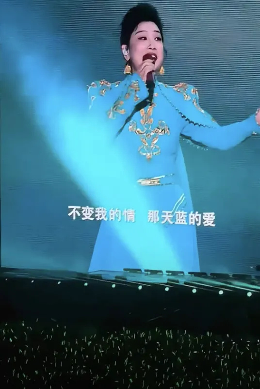 凤凰传奇演唱会突发！网友：第一次见