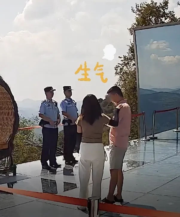 男友拍照太“抽象”?民警现场教学!网友:笑不活了 男友拍照太“抽象”?民警现场教学!网友:笑不活了