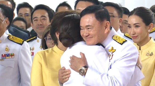 外媒:泰国国王正式批准佩通坦出任新总理,佩通坦在仪式现场与父亲他信拥抱 外媒:泰国国王正式批准佩通坦出任新总理,佩通坦在仪式现场与父亲他信拥抱