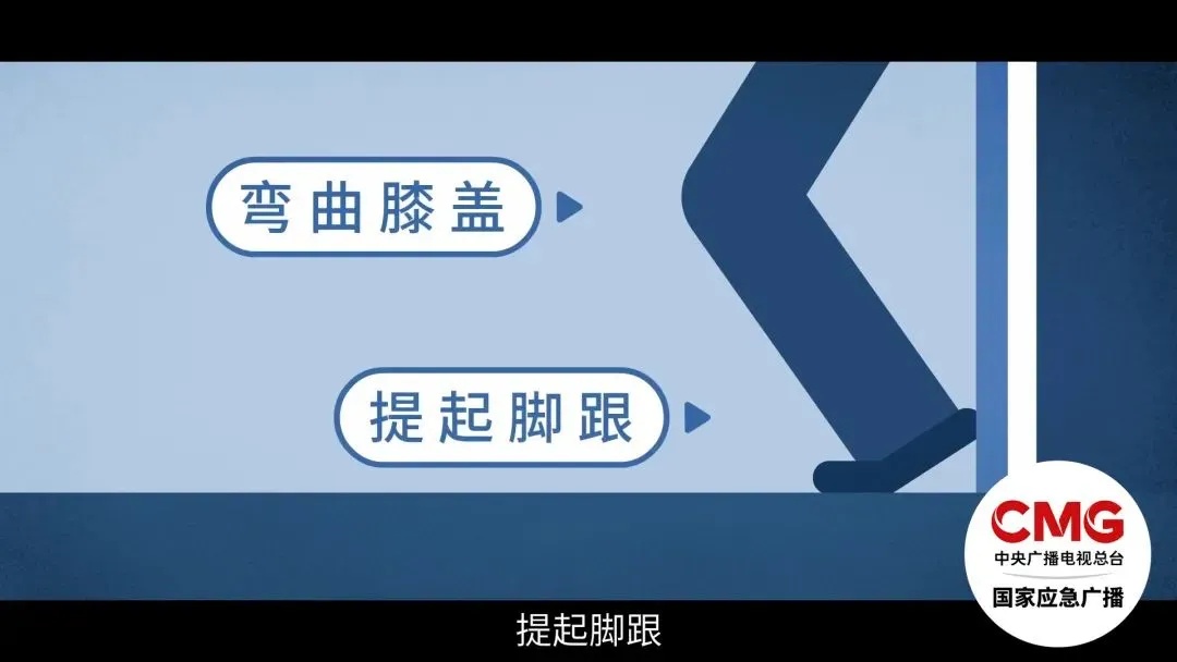 一女子遇电梯故障，欲扒门脱困却跌落身亡！怎么自救才对？