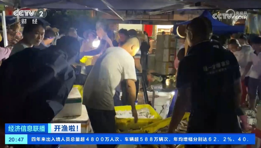 休渔期结束 第一批海鲜回港 食客凌晨寻“鲜” 休渔期结束 第一批海鲜回港 食客凌晨寻“鲜”