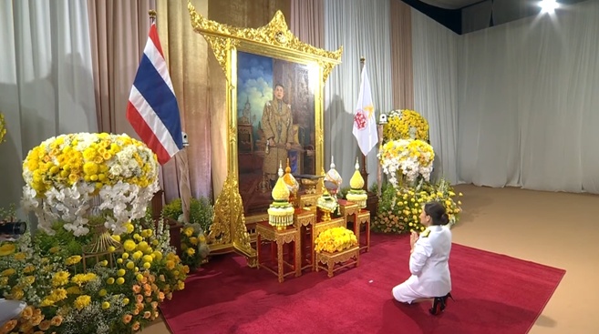 外媒:泰国国王正式批准佩通坦出任新总理,佩通坦在仪式现场与父亲他信拥抱 外媒:泰国国王正式批准佩通坦出任新总理,佩通坦在仪式现场与父亲他信拥抱