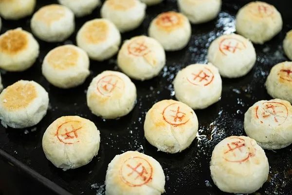 葱香牛肉、鱼香肉丝、黑金爆汁……申城多家老字号发布创新月饼