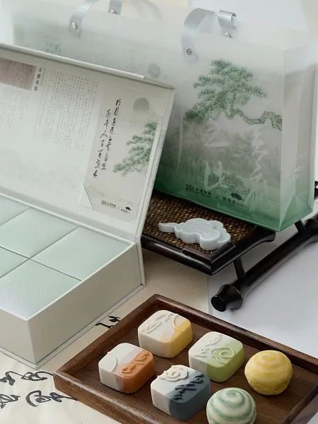 葱香牛肉、鱼香肉丝、黑金爆汁……申城多家老字号发布创新月饼