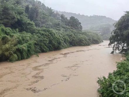 重庆6个区县出现暴雨 巫山庙宇河超警 重庆6个区县出现暴雨 巫山庙宇河超警