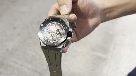看走眼？男子想偷便宜货 结果偷走20万的手表！