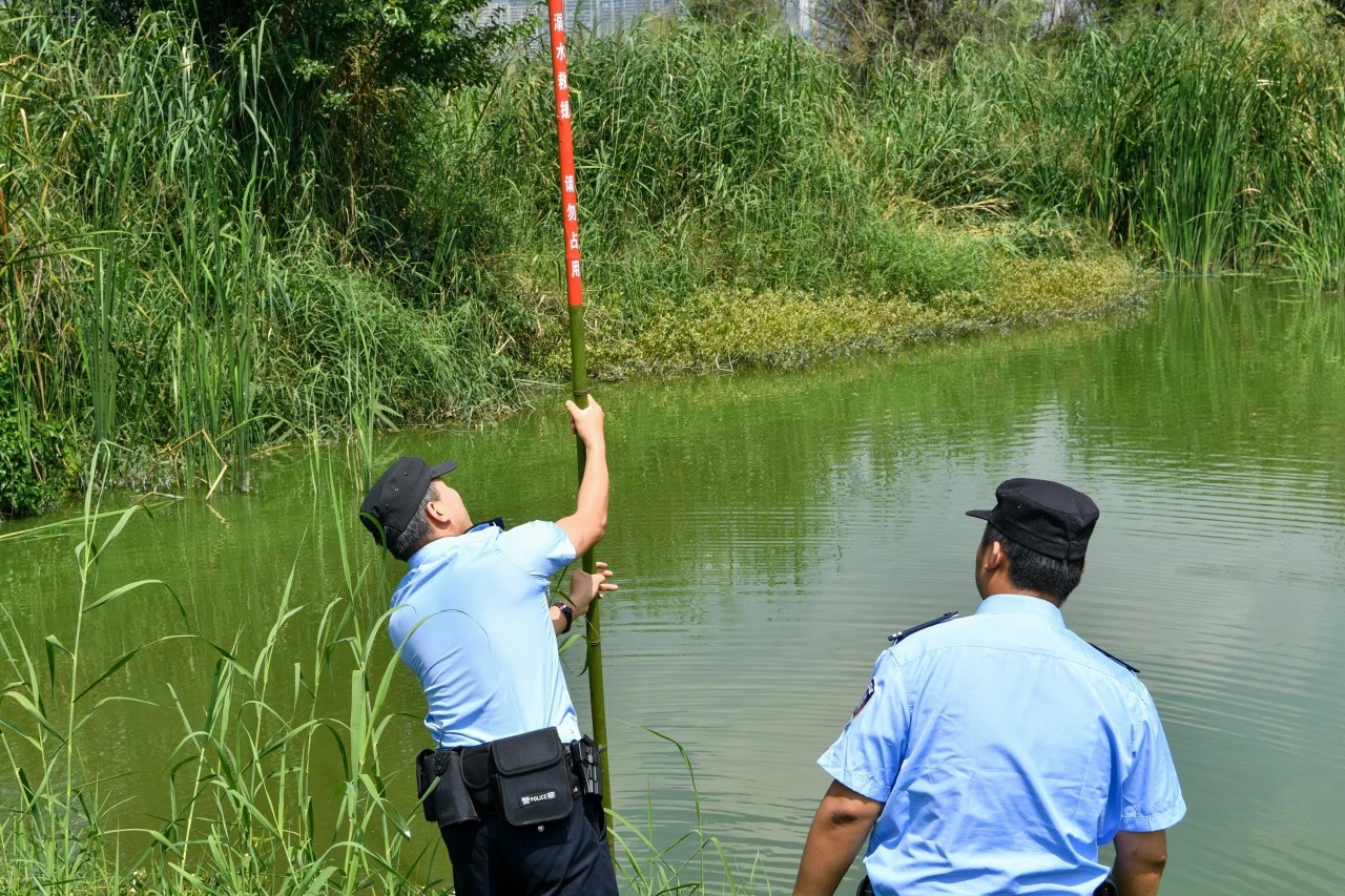 昆明警方投放2222根防溺水“救生竹竿” 插立水域周边 昆明警方投放2222根防溺水“救生竹竿” 插立水域周边