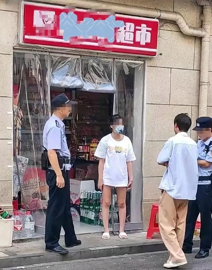 超市老板娘疑因衣着暴露被举报，超市已暂停营业，当地回应