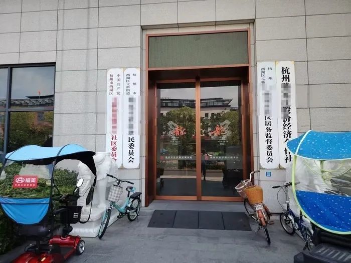 超市老板娘疑因衣着暴露被举报，超市已暂停营业，当地回应