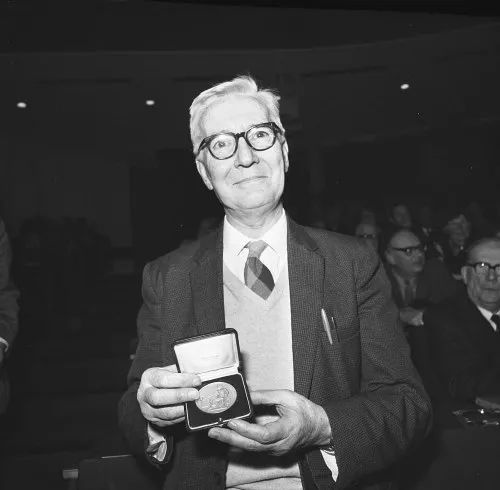 吵架从来不输的国宝老头，写出史上最具影响力科学书籍，83岁再出2本新书……