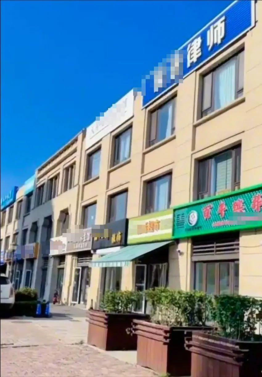 青岛一殡葬用品店设在小区门口引争议，业主认为破坏风水，店主称合法合规，双方正协商