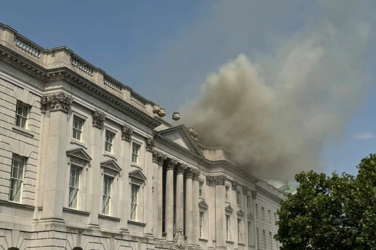 英媒：伦敦地标建筑萨默塞特宫起火，梵高名画幸免