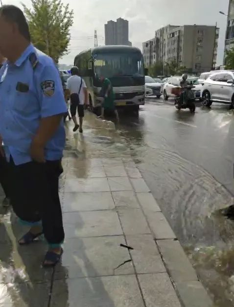 暴雨致父女2人不幸身亡……当地通报→ 暴雨致父女2人不幸身亡……当地通报→