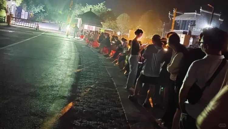 暑假高峰期景区有多“拥堵”?“女子参观兵马俑走进坑道”背后 暑假高峰期景区有多“拥堵”?“女子参观兵马俑走进坑道”背后