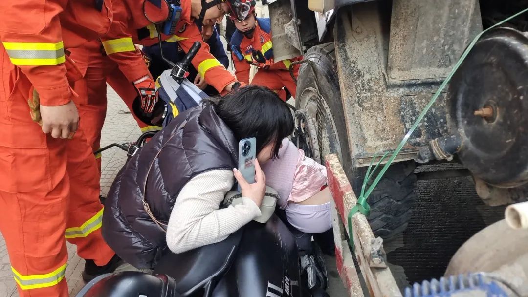 又一起！物流公司门口，货车将她与车一起“吸”入轮底