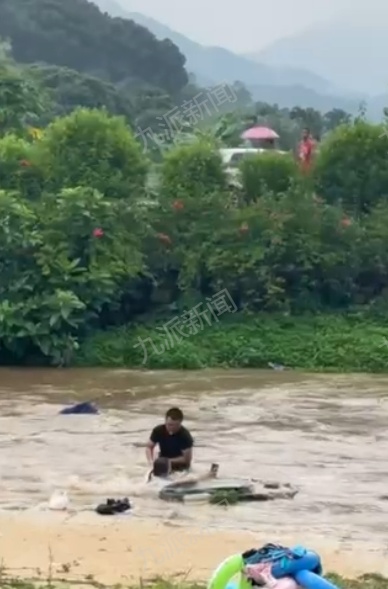 游客河边露营突遇涨水致5人被困,街道办回应 游客河边露营突遇涨水致5人被困,街道办回应