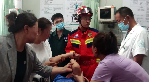 引以为戒！金属玩具枪刺入男孩眼部→