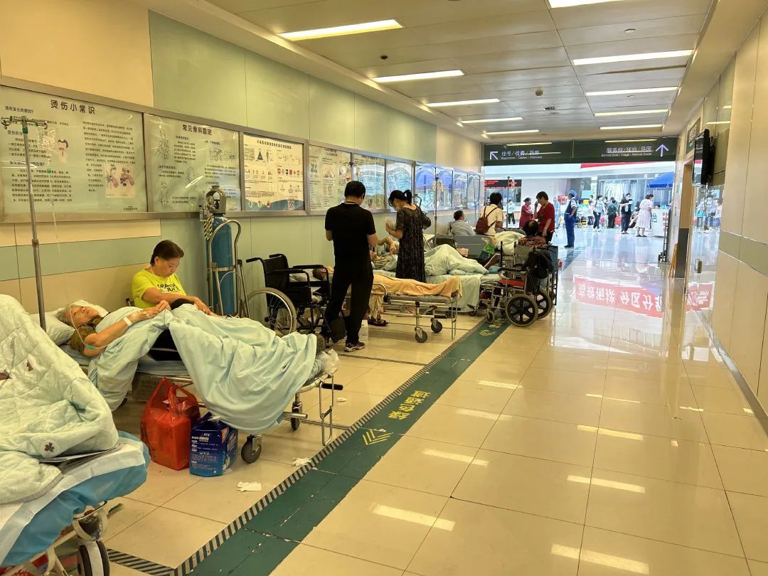 24小时在“风口浪尖”,急诊医生很难、也很缺 24小时在“风口浪尖”,急诊医生很难、也很缺