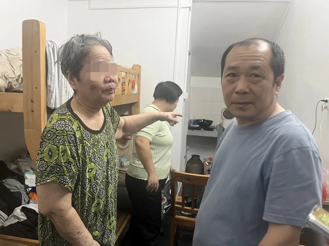 陪伴上百老人走完“最后一程”，她说自己是“最幸福的人”，多次婉拒临终赠房