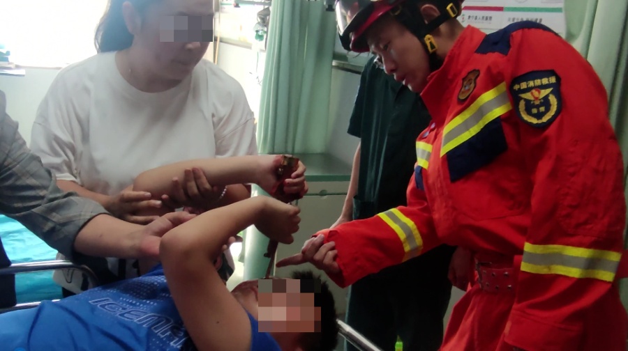 引以为戒！金属玩具枪刺入男孩眼部→