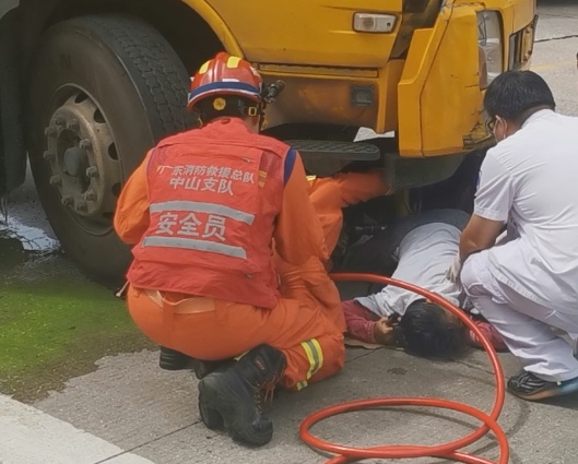 又一起！物流公司门口，货车将她与车一起“吸”入轮底