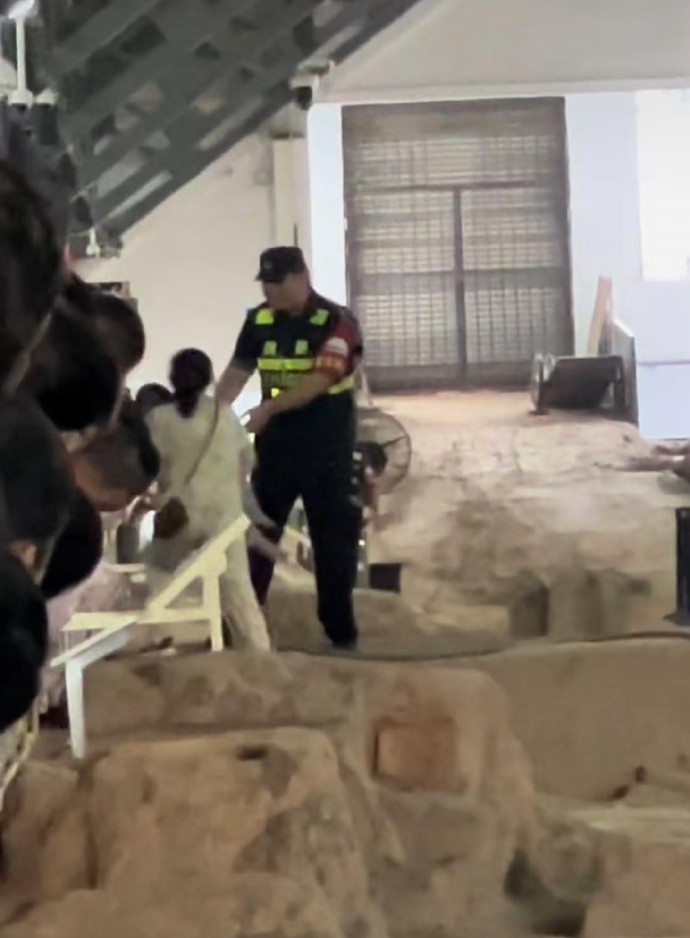 暑假高峰期景区有多“拥堵”?“女子参观兵马俑走进坑道”背后 暑假高峰期景区有多“拥堵”?“女子参观兵马俑走进坑道”背后