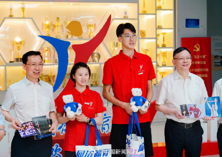 同济大学欢迎陈芋汐徐卓一