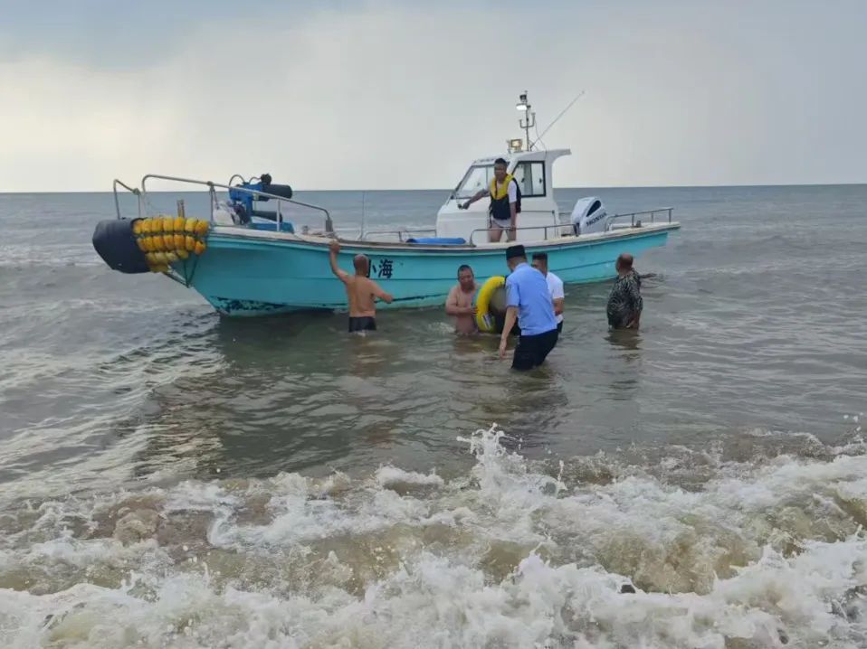 海边游泳被冲出10海里!一场生死时速的海上救援瞬时展开 海边游泳被冲出10海里!一场生死时速的海上救援瞬时展开