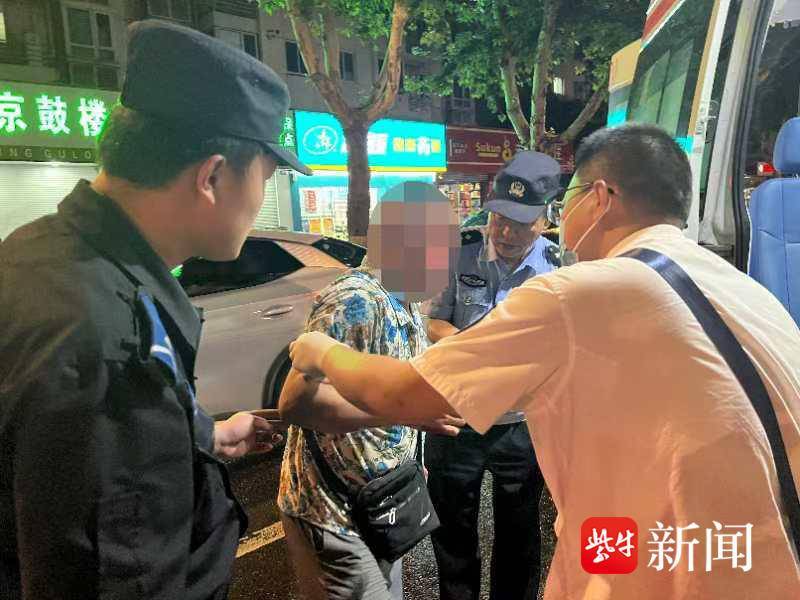 骑电动车男子摔伤 警民联手暖心相助