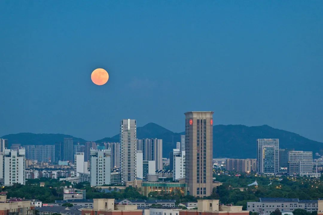 昨晚没看到“超级月亮”?这里有!来看美图 昨晚没看到“超级月亮”?这里有!来看美图