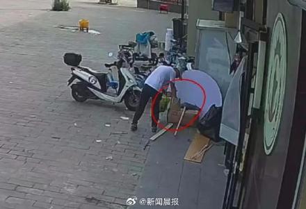 女体育老师一路将行窃男子追进河里,还是警察给救上来的 女体育老师一路将行窃男子追进河里,还是警察给救上来的