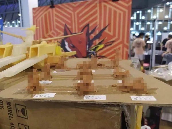 家长直呼“辣眼睛”，当场蒙住10岁女儿眼睛！摊主道歉，称自己“刚涉足社会”