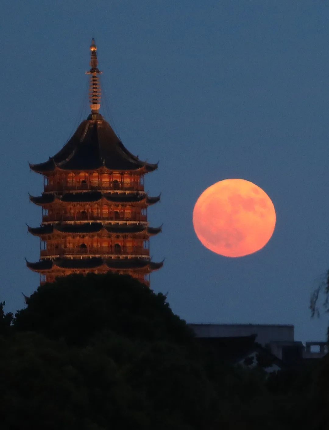 昨晚没看到“超级月亮”?这里有!来看美图 昨晚没看到“超级月亮”?这里有!来看美图