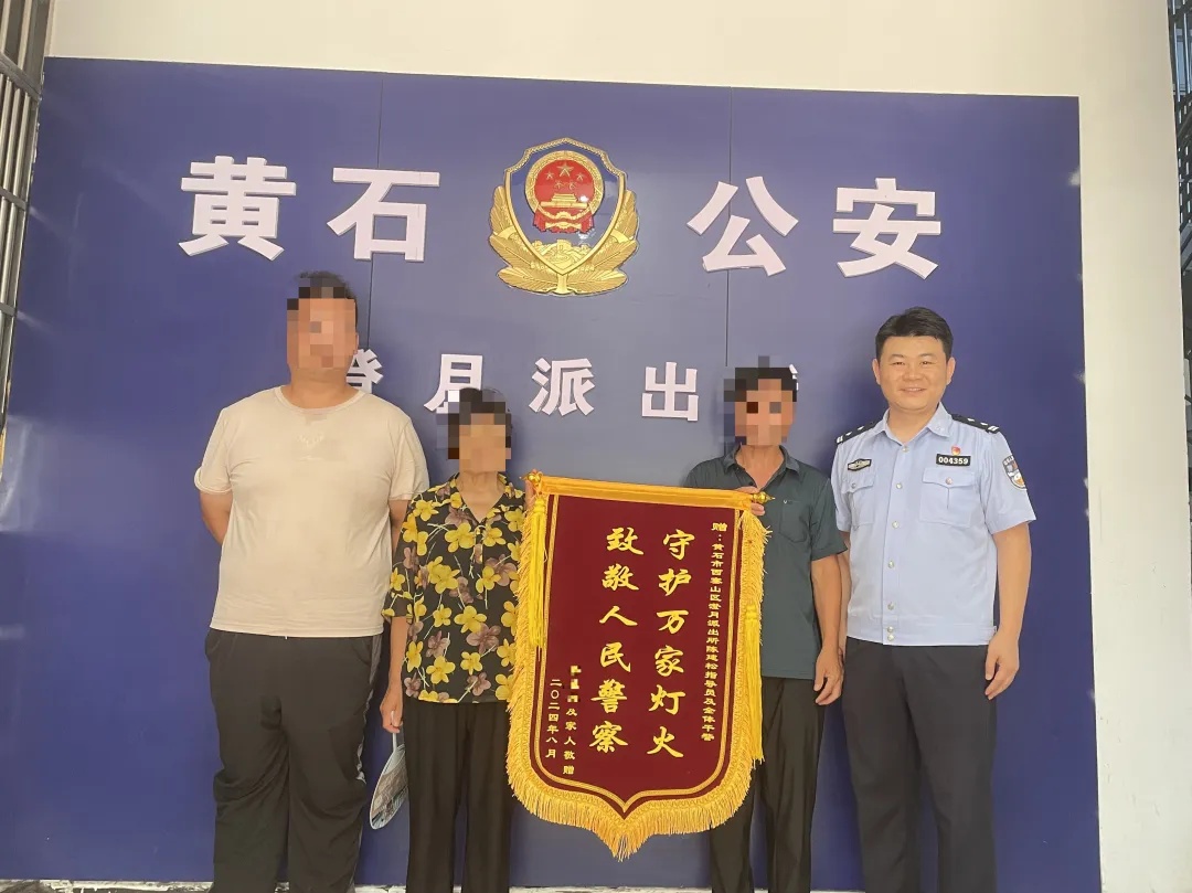 跨越千里寻女，相见的那一刻他们瞬间绷不住了