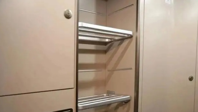 高铁惊魂！女子遭超大行李箱砸头，官方通报