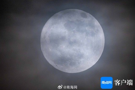 蓝色超级月亮现身琼岛上空