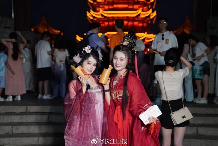 夜上黄鹤楼火成全国顶流，夜游订单比上月还多，外地游客爱上武汉夜游