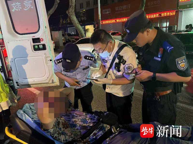 骑电动车男子摔伤 警民联手暖心相助