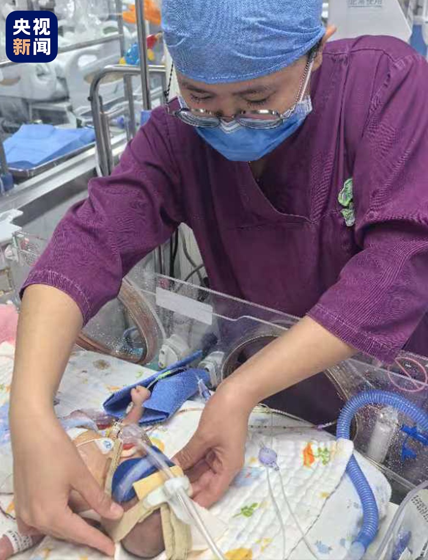 体重：820克，出生地：万米高空！