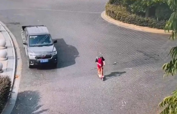 上海11岁男孩称:学习压力大!狂蹬30公里滑板离家出走,还提前踩点 上海11岁男孩称:学习压力大!狂蹬30公里滑板离家出走,还提前踩点