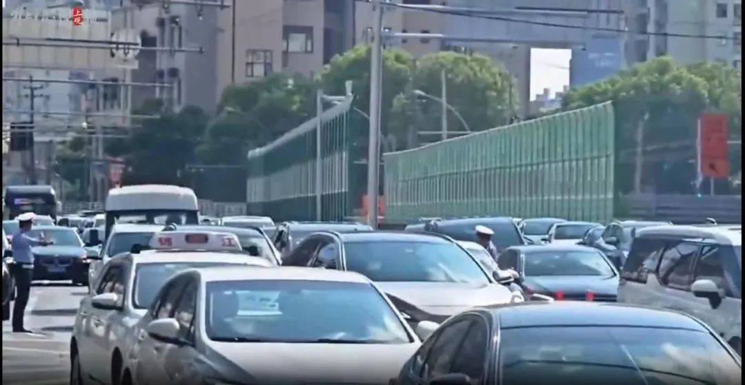 200米路花了15分钟！上海这条大动脉竟堵成“猪肝紫”？热心市民提建议→