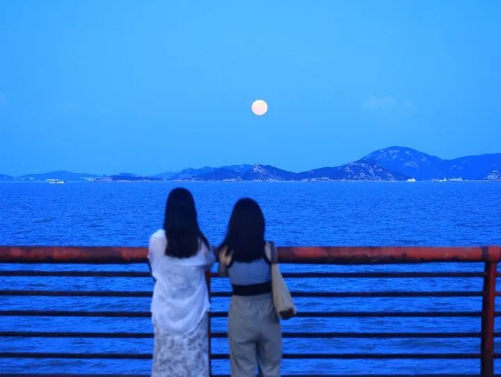 昨晚没看到“超级月亮”?这里有!来看美图 昨晚没看到“超级月亮”?这里有!来看美图