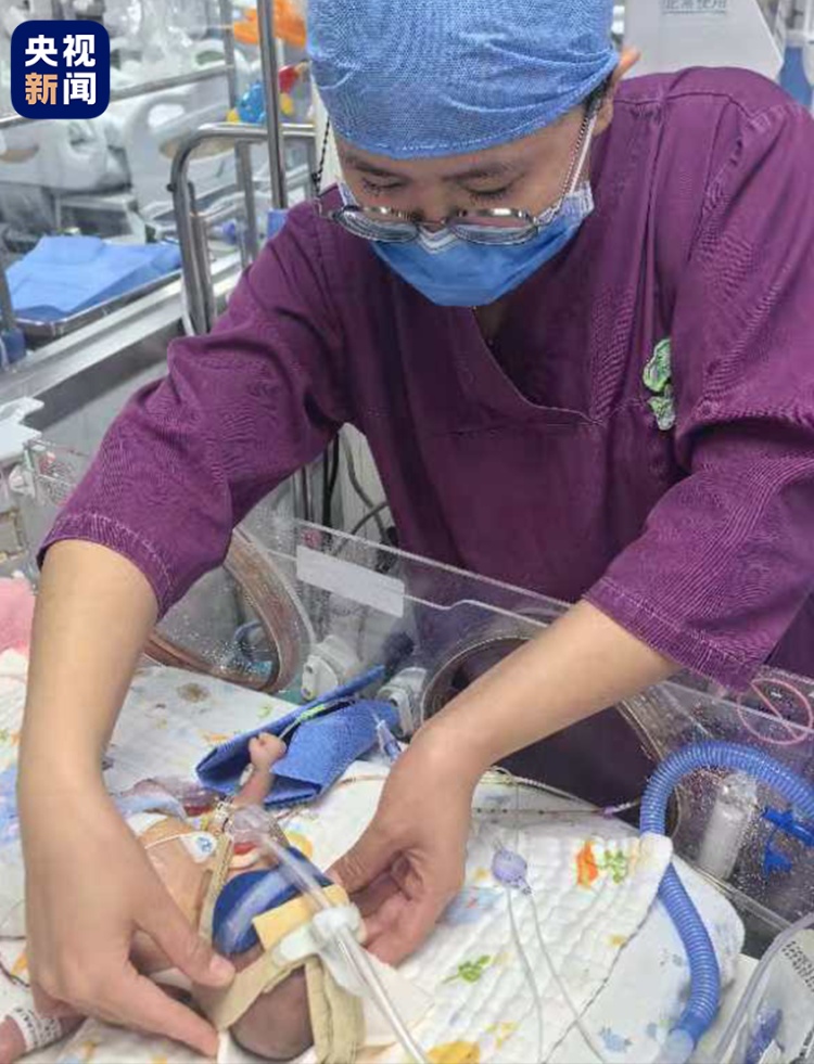 母子平安！万米高空25周婴儿早产，新生儿科护士出手相救