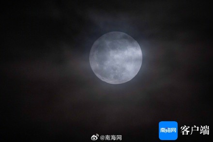 蓝色超级月亮现身琼岛上空