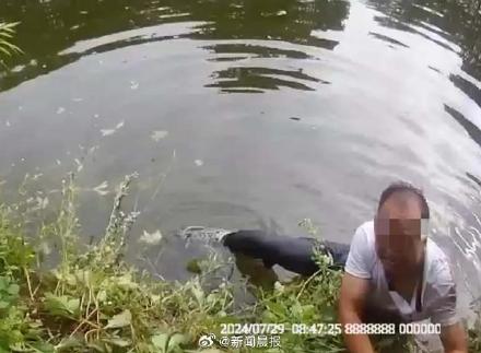 女体育老师一路将行窃男子追进河里,还是警察给救上来的 女体育老师一路将行窃男子追进河里,还是警察给救上来的